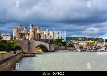 Ansicht von Conwy Castle und Hafen, Conwy, North Wales, UK Stockfoto