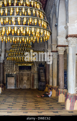 Afrika, Tunesien, Kairouan Moschee Sidi Okba, der Mensch im Gebet. Stockfoto