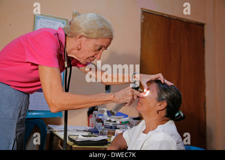 GUATEMALA amerikanischen Missionar Schwester/Arzt untersucht eine Pateint Caterina Stockfoto