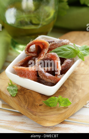 Marinierte Sardellen Filets in einer weißen Schüssel in Dosen Stockfoto
