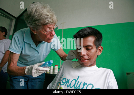 GUATEMALA amerikanischen Missionar Schwester/Arzt untersucht eine Pateint Caterina Stockfoto