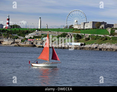 Yacht segeln vorbei an Smeaton Turm am sonnigen Tag Plymouth Hacke Devon Uk. Stockfoto