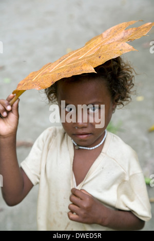 Islander posiert für ein Foto auf Santa Ana Island, Salomonen, Südpazifik Stockfoto