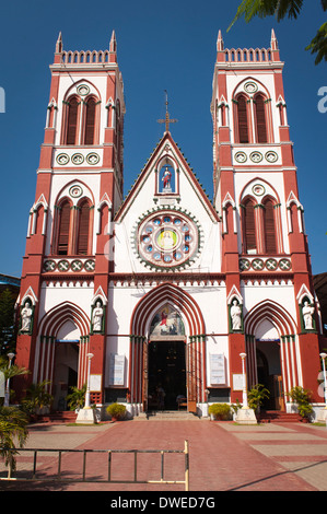 Indien, Tamil Nadu, Puducherry Puducherry Heiliges Herz von Jesus Basilika Türme Türme Kirchturm Turm vordere Fassade Stockfoto
