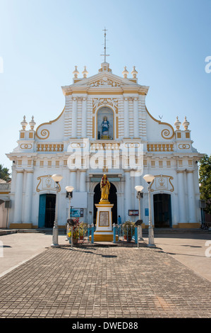 Indien Tamil Nadu Pondicherry Puducherry Kirche Unserer Lieben Frau von der Unbefleckten Empfängnis Cathedral Street blue sky Innenhof statue Skulptur Fassade Stockfoto