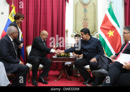 Caracas, Venezuela. 6. März 2014. Bild zur Verfügung gestellt von Venezuelas Präsidentschaft zeigt der venezolanische Präsident Nicolas Maduro (2. R) schüttelt Hände mit Suriname Präsident Desi Bouterse (3. L) bei einem Treffen im Miraflores Palast in Caracas, Venezuela, am 6. März 2014. © Venezuelas Präsidentschaft/Xinhua/Alamy Live-Nachrichten Stockfoto