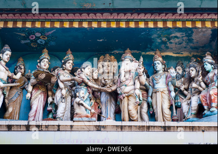 Indien Tamil Nadu Pondicherry Puducherry Manakula Vinayakar Tempel Dach detail Stuck religiöse Figur Figuren Symbol Symbole Ganesh Ganesha Elefant Gottheit Stockfoto