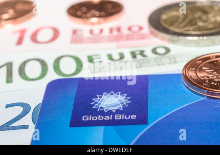 München, Deutschland - 23. Februar 2014: Closeup Tax Free Plastikkarte von Unternehmen Global Blue-Banknoten und-Münzen Stockfoto