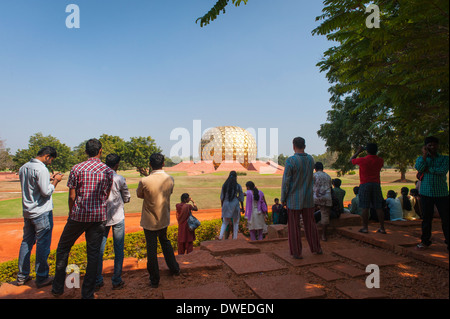 BHZ Indien Tamil Nadu Pondicherry Puducherry Auroville Matri Mandir Meditation spirituelles Zentrum Zentrum Kammern gold Golden Ball Touristen Bäume sonnig Stockfoto