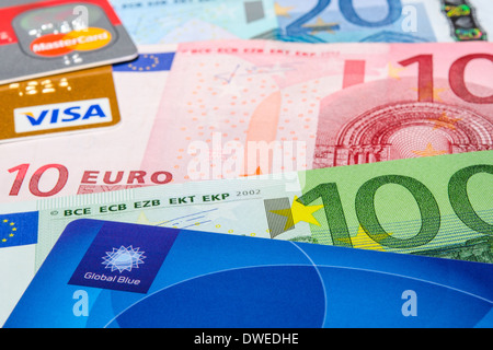 München, Deutschland - 23. Februar 2014: Global Blue, Visa und MasterCard Kreditkarten auf Euro-Banknoten Stockfoto