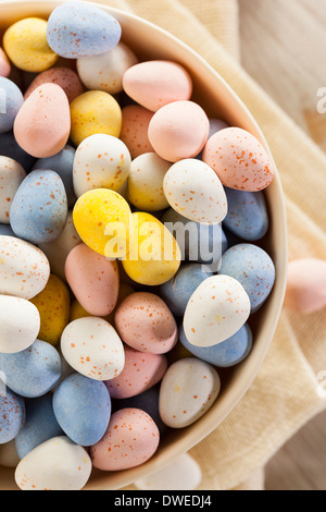 Festliche Schokolade Süßigkeiten Ostereier in eine Schüssel geben Stockfoto