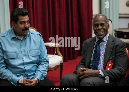 Caracas, Venezuela. 6. März 2014. Venezuelas Präsident Nicolas Maduro (L) trifft sich mit US-Schauspieler Danny Glover (R) im Miraflores Palast in Caracas, Venezuela, am 6. März 2014. Bildnachweis: Boris Vergara/Xinhua/Alamy Live-Nachrichten Stockfoto