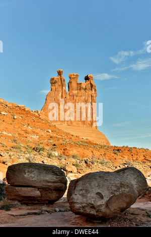 Drei Klatsch und Felsbrocken, Park Avenue Trail, Arches-Nationalpark, Moab, Utah, USA Stockfoto