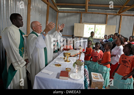 Kenia amerikanischen Missionar Priester feiert die Messe in einem Slum von Nairobi Stockfoto