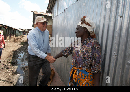 Kenia amerikanischen katholischen Missionspriester den Krankenbesuch in einem Slum von Nairobi Stockfoto