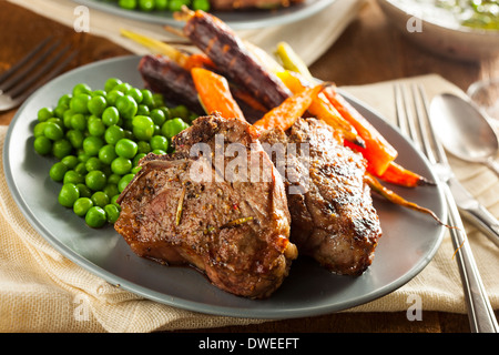 Hausgemachtes gekochtes Lamm-Koteletts mit Erbsen und Karotten Stockfoto