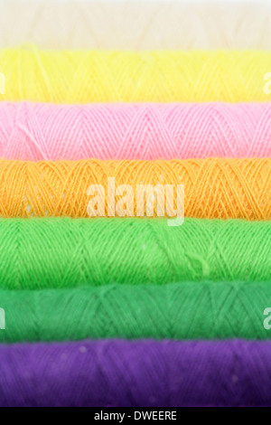 viele bunte Spulen des Gewindes Stockfoto
