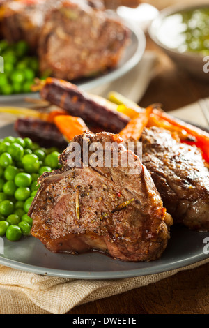 Hausgemachtes gekochtes Lamm-Koteletts mit Erbsen und Karotten Stockfoto