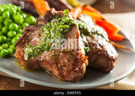 Hausgemachtes gekochtes Lamm-Koteletts mit Erbsen und Karotten Stockfoto