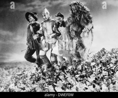 Judy Garland, Strahl Bolger, Bert Lahr und Jack Haley, am Set des Films "The Wizard of Oz", 1939 Stockfoto