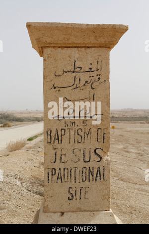 Eine alte Wegweiser Kennzeichnung der Taufstelle Qasr el Yahud, im Fluss Jordan in der Nähe der Stadt Jericho Israel Westjordanland Stockfoto