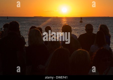 Key West, Florida - Touristen versammeln sich am Mallory Square, den Sonnenuntergang zu beobachten. Stockfoto