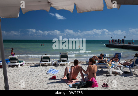 Key West, Florida - Touristen am Südstrand, dem südlichsten Strand in den kontinentalen Vereinigten Staaten. Stockfoto