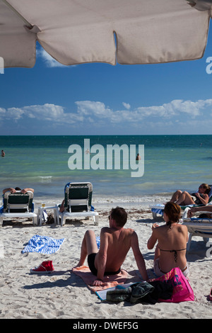 Key West, Florida - Touristen am Südstrand, dem südlichsten Strand in den kontinentalen Vereinigten Staaten. Stockfoto