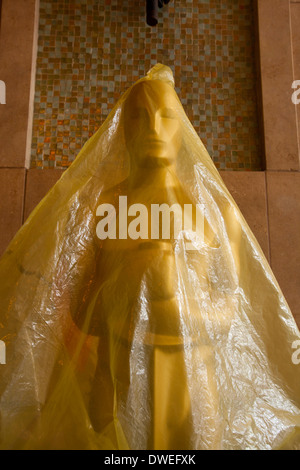 Oscar Statue in der Nähe von Kodak Theater, geschützt mit Plastik aus dem Regen, einige Tage vor der Academy Awards im Jahr 2014 Stockfoto