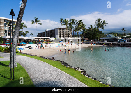 Kailua am Wasser und Strand und King Kamehameha Kona Beach Hotel. Kailua-Kona, Big Island, Hawaii, USA. Stockfoto