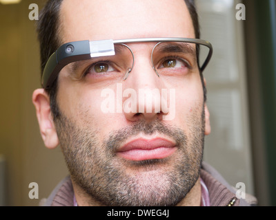 Junger Mann trägt Google Glass Stockfoto