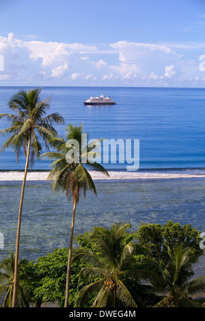 Der australische Expedition Kreuzer Orion liegt vor Anker aus Ghizo Island, Salomonen, South Pacific Stockfoto