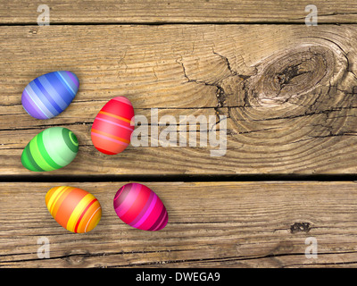farbige Ostereier Verlegung auf einem Holzbrett Oberfläche Stockfoto