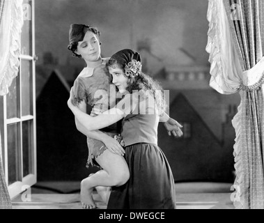 Betty Bronson und Mary Brian am Set des Stummfilms, "Peter Pan" unter der Regie von Herbert Brenon, 1924 Stockfoto