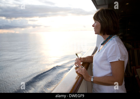 Paar Toast perfekten Tag an Bord den Aussie Luxus/Expedition Kreuzer Orion, auf dem Meer auf den Salomonen. Stockfoto