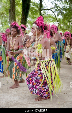 Traditionell kostümierten Tänzerinnen und Tänzer aus der ganzen Insel führen am Santa Ana Island, Salomonen, Südpazifik Stockfoto