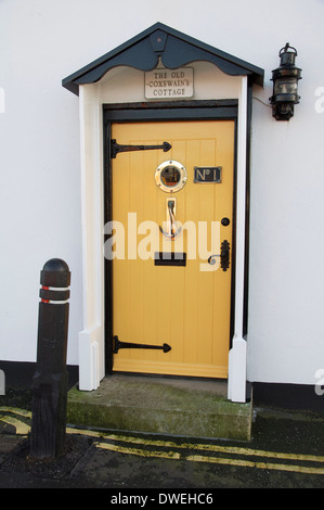 Südküste. Hochglanzpoliert und makellos gelb vor die Haustür der der alte Steuermann Cottage am Kai des Weymouth Hafens in Dorset. England. Stockfoto