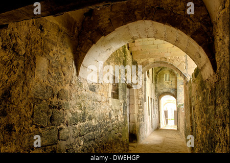 Wall-Spaziergang von der Burg Jonzac, Haute-Saintonge, Charente-Maritime, Frankreich Stockfoto