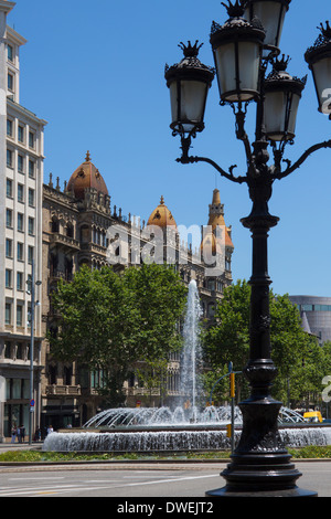 Straße in das Eixample Viertel von Barcelona in der Region Katalonien in Spanien. Stockfoto