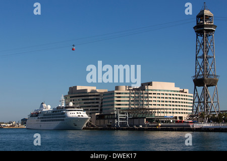 Port Olimpic cruise Ship terminal und der Port Vell Seilbahn - Barcelona in der Region Katalonien in Spanien. Stockfoto