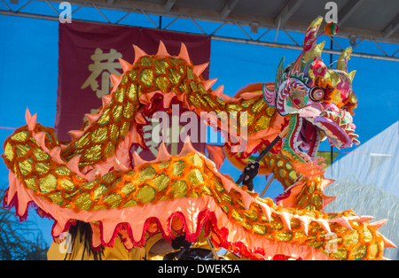 Drachen-Tanz-Darsteller während des chinesischen Neujahrsfestes in Las Vegas, Nevada statt Stockfoto