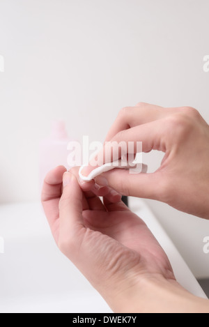 Frau mit Aceton ihre Fingernägel Nagellack entfernen Stockfoto