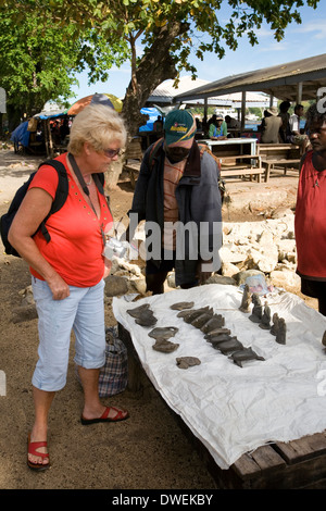 Shopping für Stein geschnitzte Gegenstände, Gizo, Ghizo Island, Salomonen, Südpazifik Stockfoto