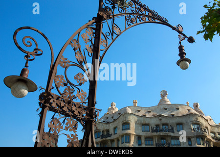 Reich verzierte Stadt Straßenlaterne in der Nähe von Gaudis Casa Milia in Eixample Viertel von Barcelona in der Region Katalonien in Spanien. Stockfoto