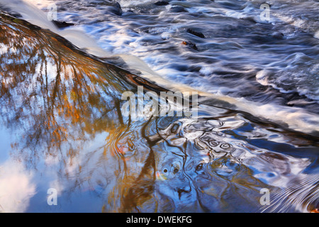 Herbstlaub und blaue Himmel spiegelt sich im Flusswasser stürzen über einem Wasserfall, Sharon Woods, südwestlichen Ohio, USA Stockfoto