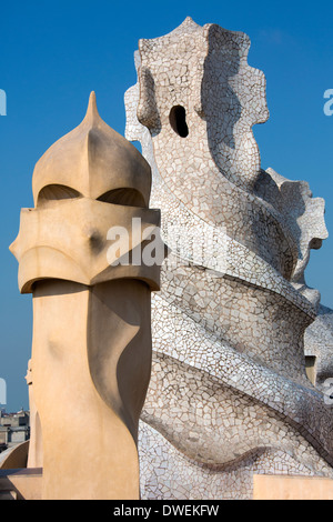 Verzierten Kamin Designs auf dem Dach des Gaudis Casa Milia in Eixample Viertel von Barcelona in der Region Katalonien in Spanien. Stockfoto