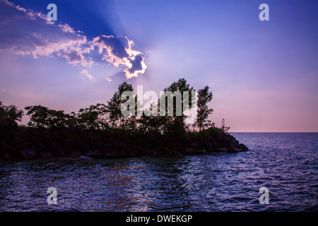 Kurz vor Sonnenuntergang über der Mündung der Walnut Creek als es verschmilzt mit dem Eriesee in Erie, Pennsylvania, USA Stockfoto