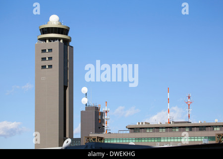 Flughafen Tokio-Narita Air Traffic Control Tower gegen blauen Himmel Stockfoto