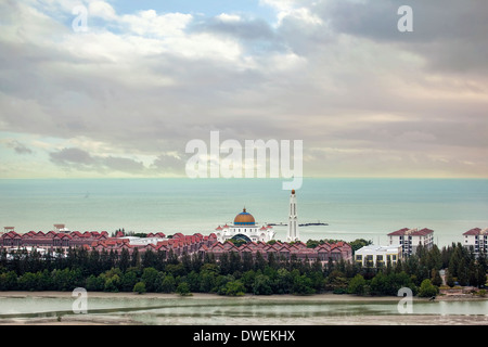 Masjid Selat Melaka Moschee auf der künstlichen Insel Pulau Melaka durch die Meerenge von Malacca Malaysia Luftbild Stockfoto