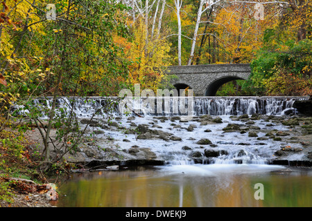 Eine steinerne Brücke und Wasserfall im Herbst im Park, Sharon Woods, südwestlichen Ohio, USA Stockfoto